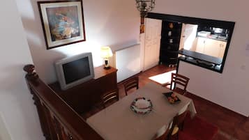 Full-sized fridge, microwave, oven, stovetop