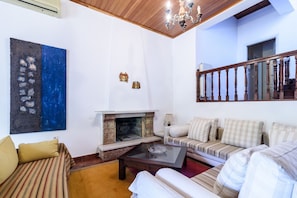 Villa | Woonkamer | Flatscreentelevisie en een dvd-speler