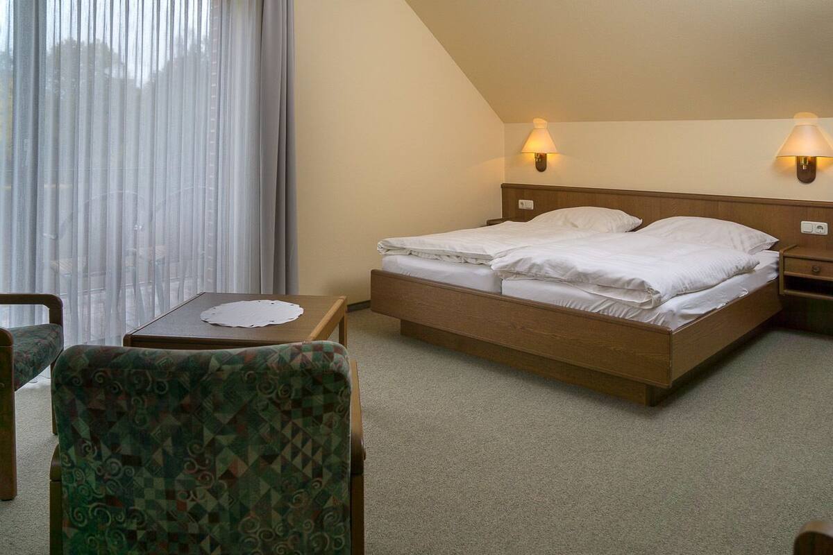 Escritorio, wifi gratis, ropa de cama