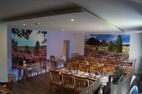 Tägliches Frühstücksbuffet (10 EUR pro Person)