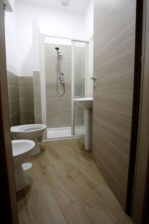 Douche, douche à « effet pluie », articles de toilette gratuits