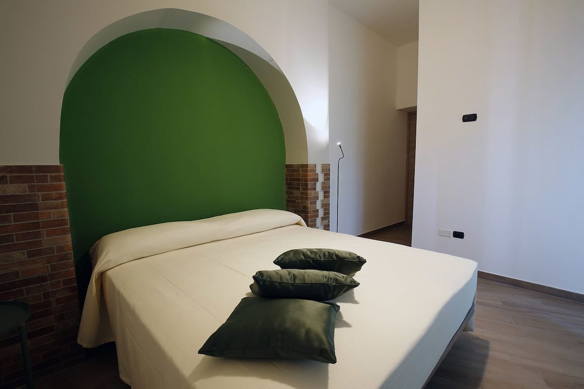 Habitación doble, baño privado (San Lorenzo Maggiore) | Cunas, wifi gratis y ropa de cama
