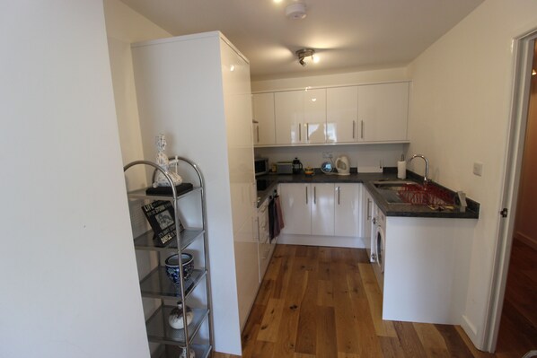 Huoneisto | Yksityinen keittiö | Jääkaappi, mikroaaltouuni, uuni, liesi