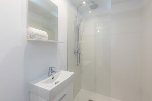 Bathtub, free toiletries, towels - Romantic Casa Coronel Aloy with Modern Interiors, Rooftop Terrace, Air Conditioning and Wi-Fi (Pollença)