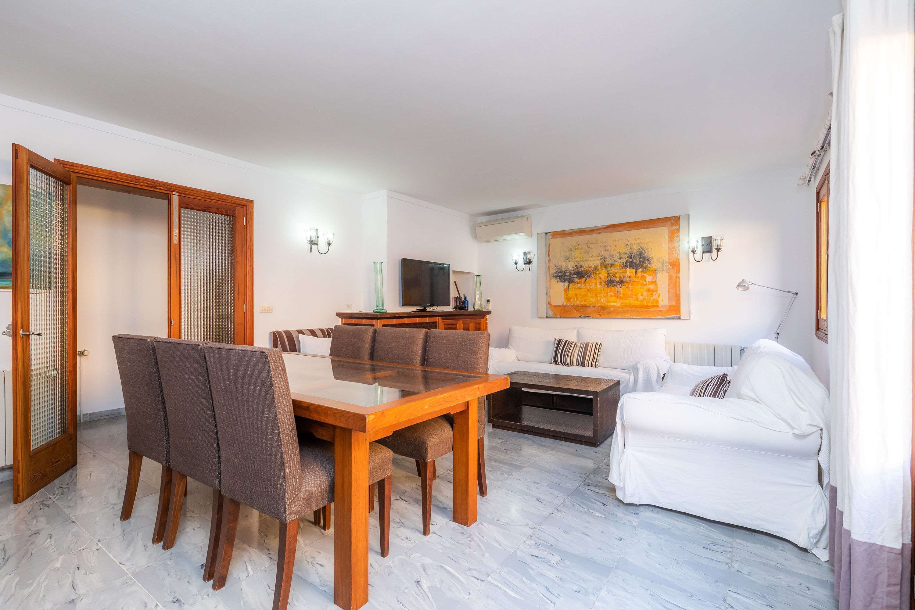 Una televisión, un reproductor de DVD