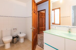 Bathtub, free toiletries, towels - Romantic Casa Coronel Aloy with Modern Interiors, Rooftop Terrace, Air Conditioning and Wi-Fi (Pollença)