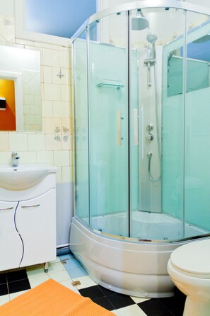 Apartment, Mehrere Betten, Stadtblick | Badezimmer | Dusche, Haartrockner, Handtücher