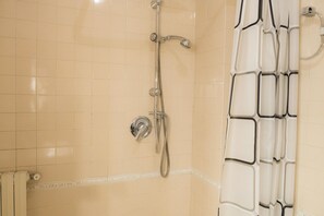 Bathroom shower - Casa Bella Nest (Bologna)