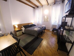 Monolocale, 1 camera da letto | 1 camera, una scrivania, Wi-Fi gratuito, lenzuola