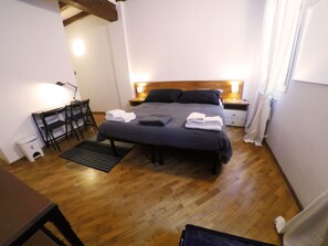 Monolocale, 1 camera da letto | 1 camera, una scrivania, Wi-Fi gratuito, lenzuola