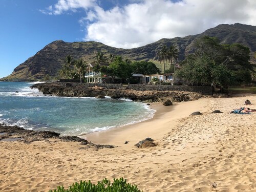 Makaha on the Beach-Back in Time =Direct Oceanfront & Cove