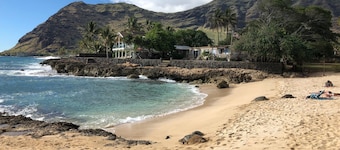 Makaha on the Beach-Back in Time =Direct Oceanfront & Cove