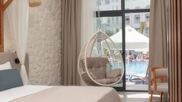 Swim up | Minibar (inkludert), safe på rommet, skrivebord og lydisolert