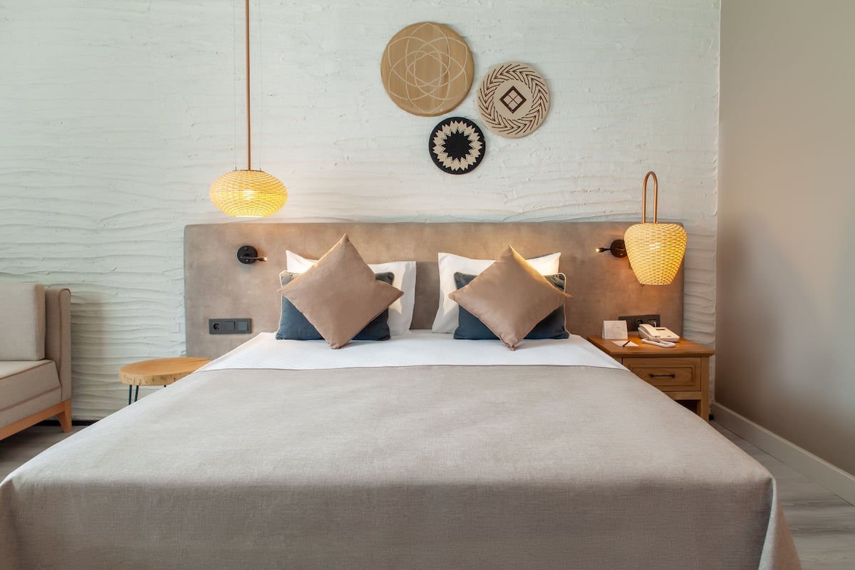 standard room | free minibar, in-room safe, desk, soundproofing