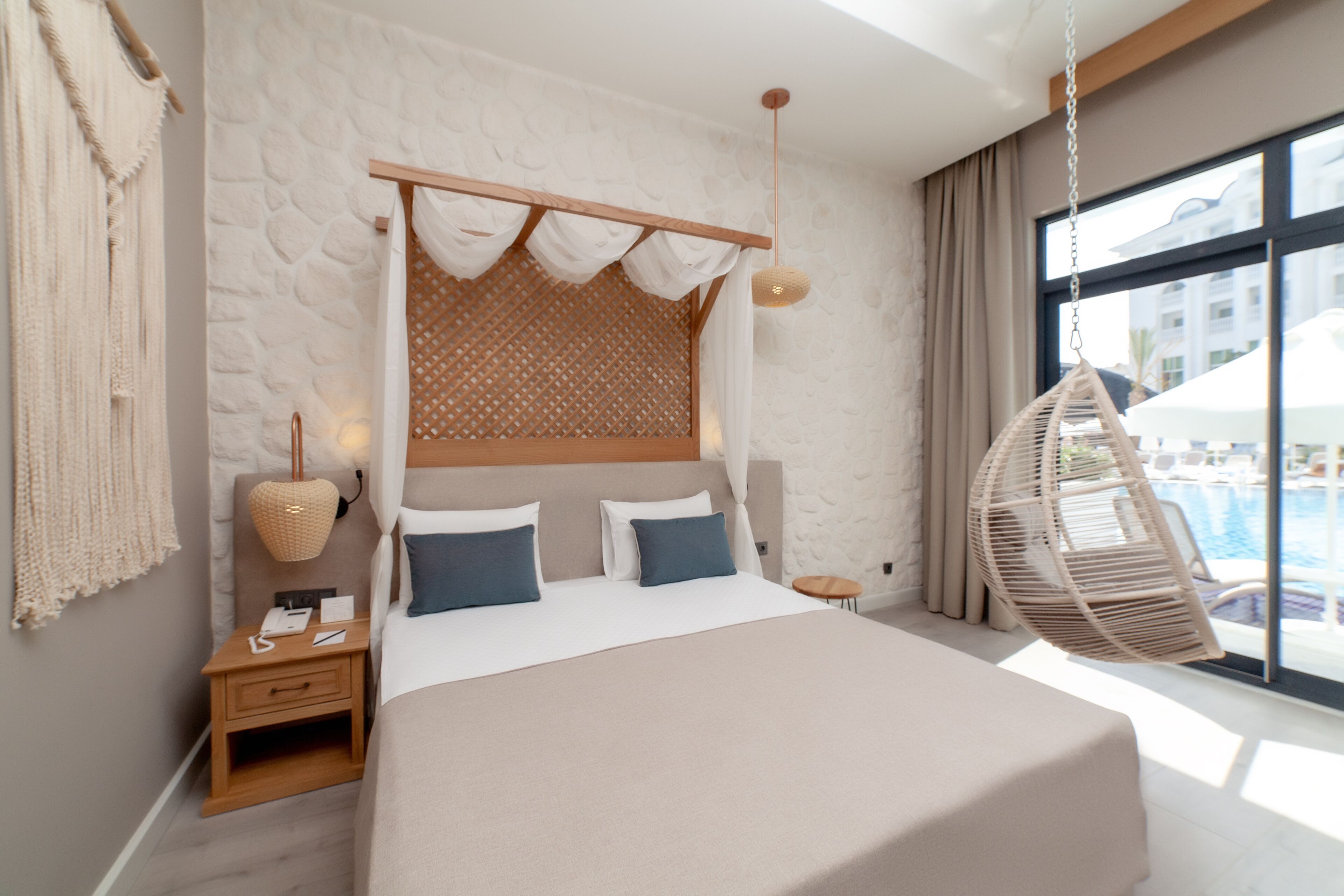 swim up | free minibar, in-room safe, desk, soundproofing