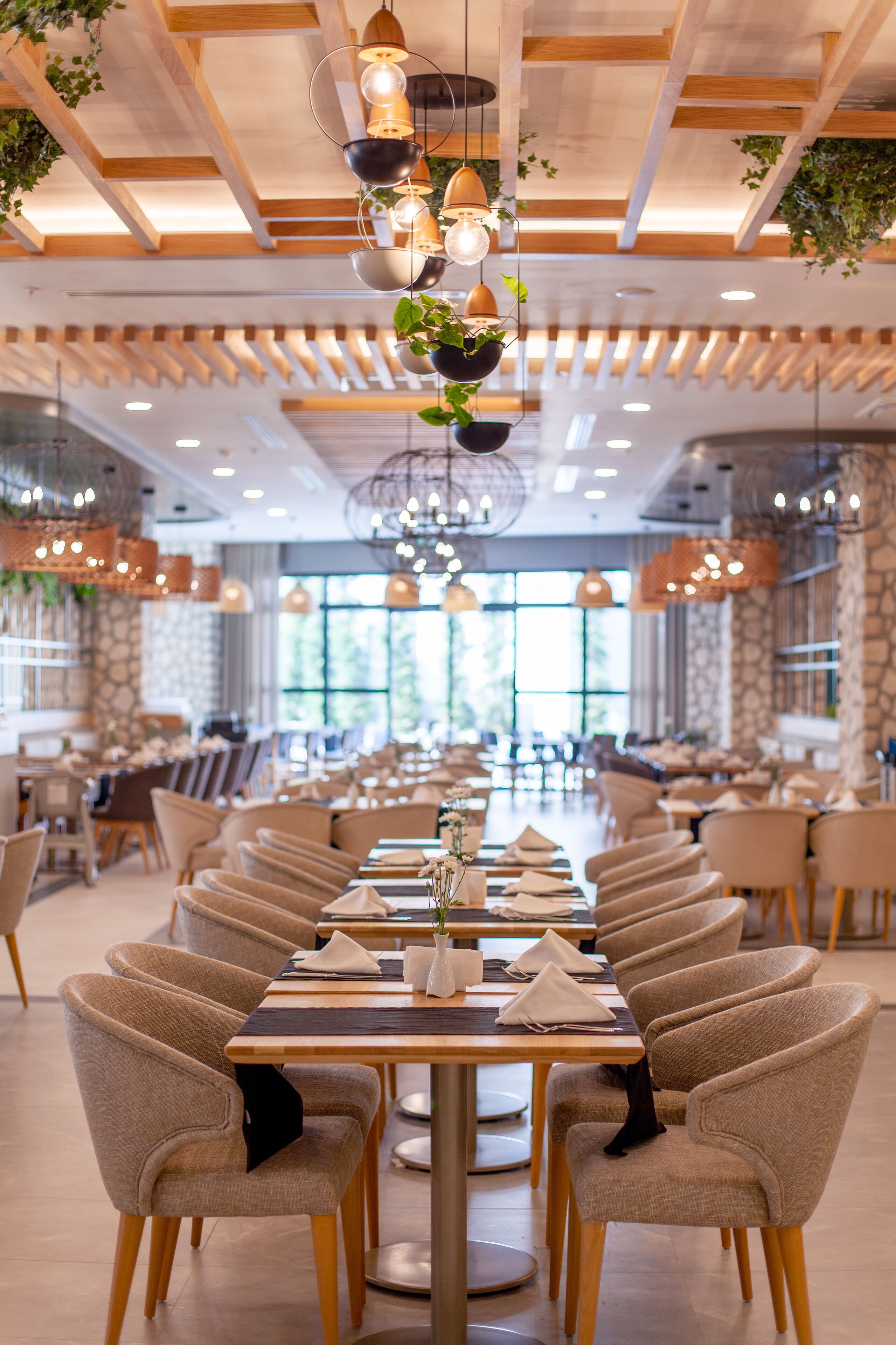 3 restaurants, breakfast, lunch, dinner served; international cuisine