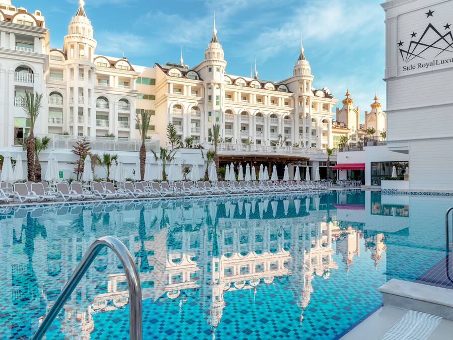 Innenpool, Außenpool, Sonnenschirme, Liegestühle