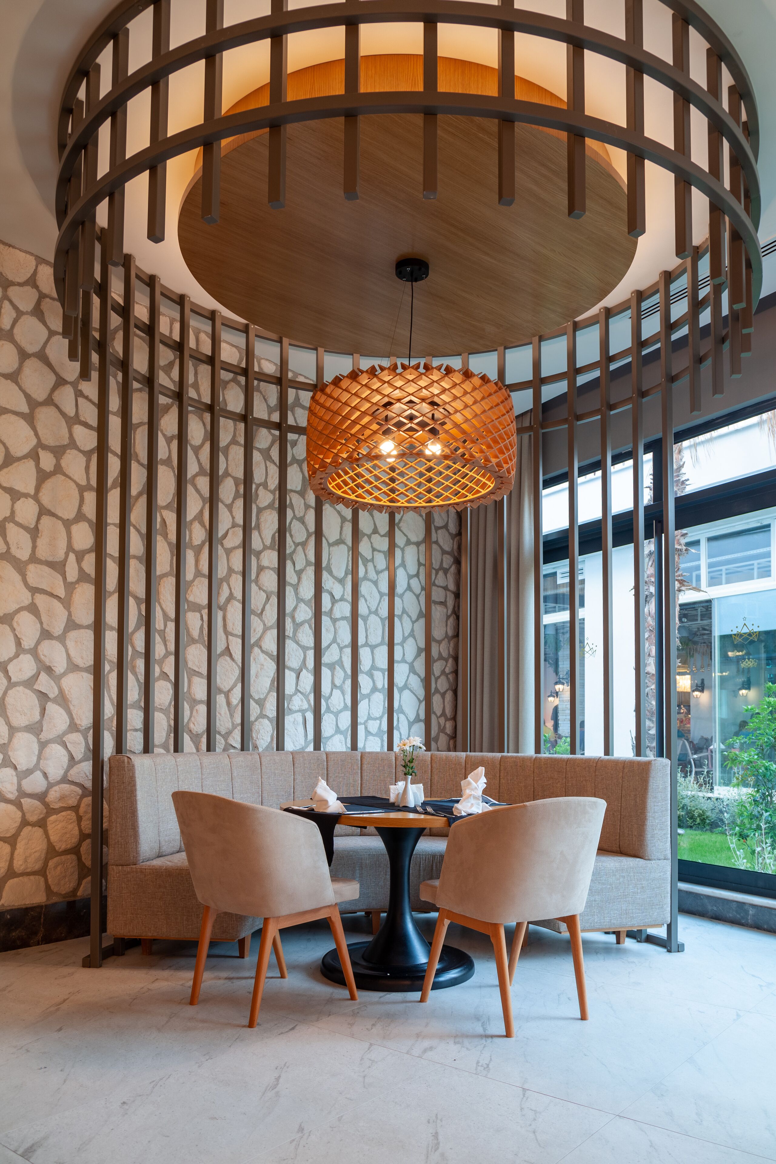 3 restaurants, breakfast, lunch, dinner served; international cuisine