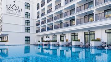 Piscina interna, piscina externa, funciona das 8h às 18h, guarda-sóis