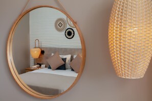 Minibar con artículos gratuitos, caja fuerte, escritorio