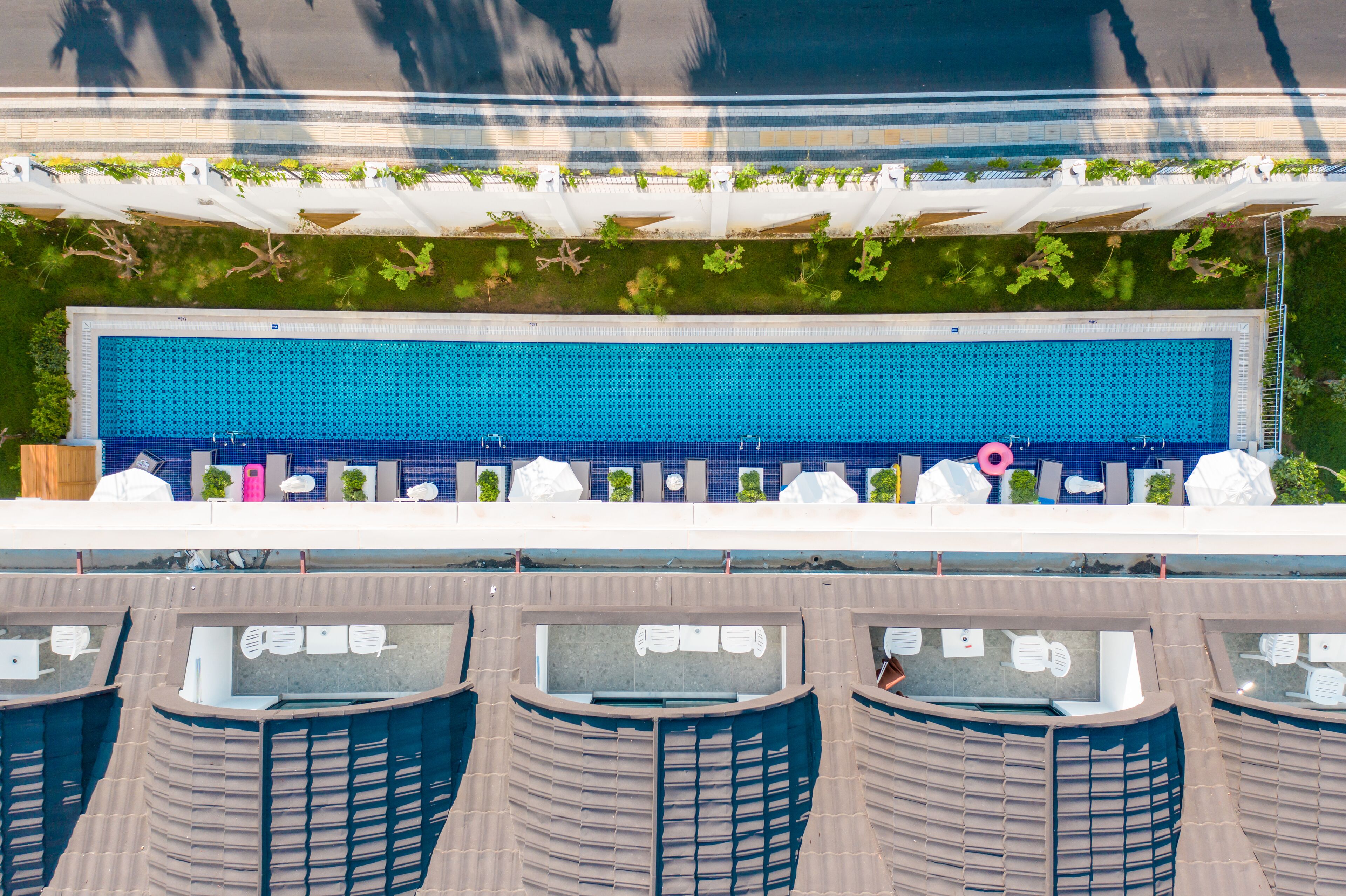 swim up | free minibar, in-room safe, desk, soundproofing