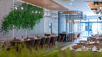 3 restaurantes; se sirve desayuno, almuerzo y cena