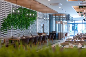 3 restauranter: frokost, lunsj og middag serveres