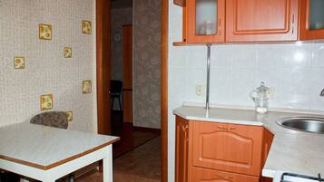 Apartment, 1 Queen-Bett und Schlafsofa, Stadtblick | Eigene Küche | Kühlschrank, Mikrowelle, Herdplatte, Wasserkocher