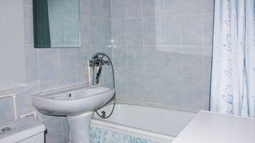 Apartment, 1 Queen-Bett und Schlafsofa, Stadtblick | Badezimmer | Duschwanne, Komfortbadewanne, Haartrockner, Handtücher