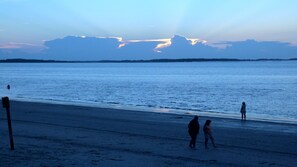 On the beach - Sandy Toes!  King Bed - Newly Renovated - Clean (Tybee Island)