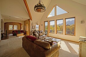 Smart TV, video games, DVD player, books - Spectacular Views! Comfortable, Spacious, Family Friendly Home-3 bedroom, 3 bath (Ridgway)