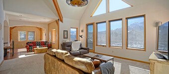 Spectacular Views! Comfortable, Spacious, Family Friendly Home-3 bedroom, 3 bath
