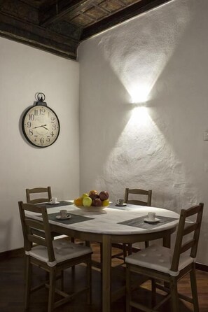Appartement Affaires, 1 chambre | Repas dans la chambre
