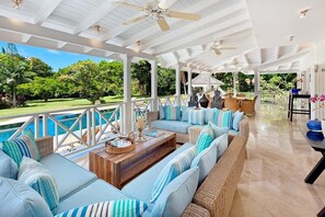Outdoor dining - Villa Moon Dance (Paynes Bay)