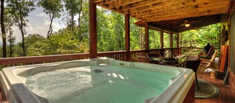 Sale! Incredible Views-Hot Tub on Deck-Clean-Fireplace-15 Minutes to Blue Ridge