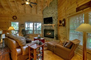 Smart TV, fireplace, books, music library - Sale! Incredible Views-Hot Tub on Deck-Clean-Fireplace-15 Minutes to Blue Ridge (Cherry Log)