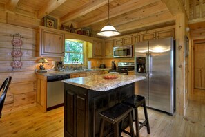 Fridge, microwave, oven, stovetop - Sale! Incredible Views-Hot Tub on Deck-Clean-Fireplace-15 Minutes to Blue Ridge (Cherry Log)