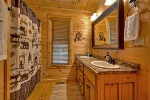Duschwanne, Haartrockner, Handtücher, Toilettenpapier