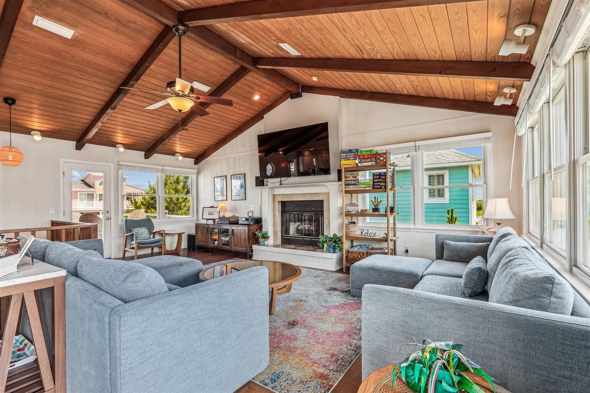 Una televisión, una chimenea, un reproductor de DVD