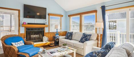 Televisión, reproductor de DVD, libros, estéreo