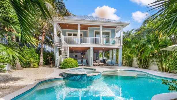 A two-story house with a pool, surrounded by palm trees and a hot tub. - 4 Beds 4.5 Bath with Pool 3 Blocks to Beach (Anna Maria)
