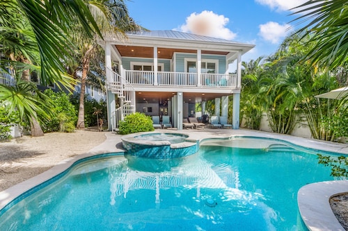 4 Beds 4.5 Bath with Pool 3 Blocks to Beach