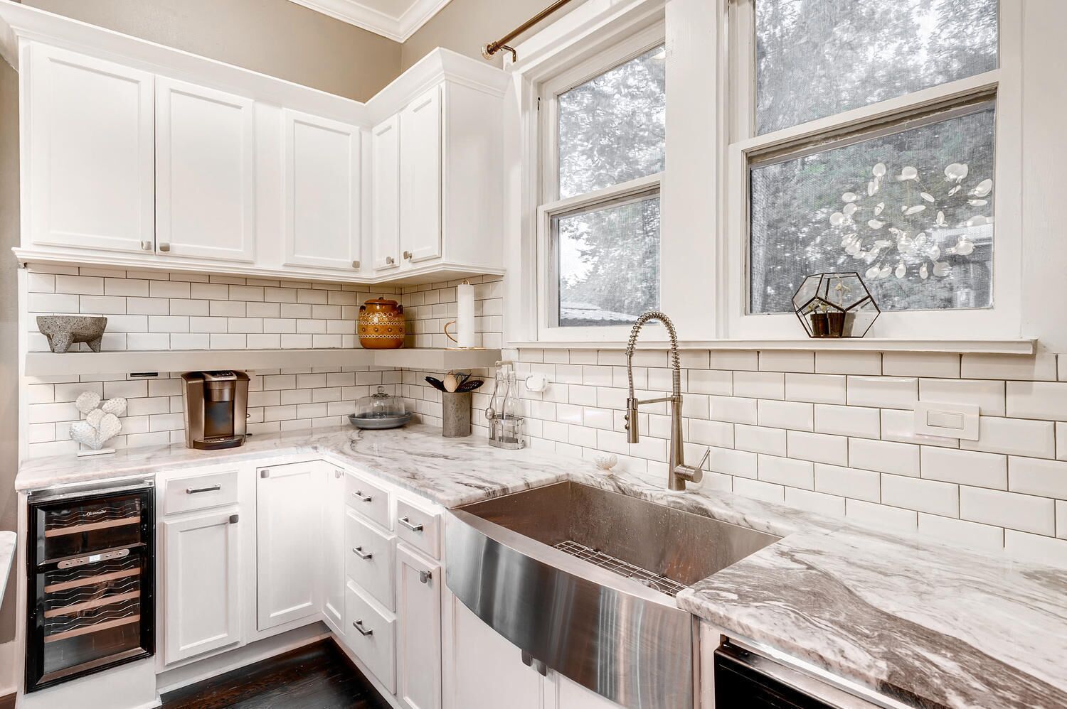 Kjøleskap, mikrobølgeovn, kokeplater og oppvaskmaskin