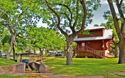 Maegan Breann: Cozy Retreat with Lakeside Views!