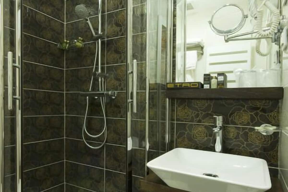 standard suite | bathroom | hair dryer, bathrobes, slippers, towels