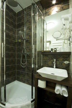 Suite estándar | Baño | Secador de pelo, albornoces, zapatillas y toallas