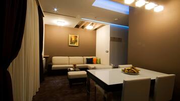 Una sala de estar moderna con un sofá, una mesa de comedor y un cuadro en la pared.