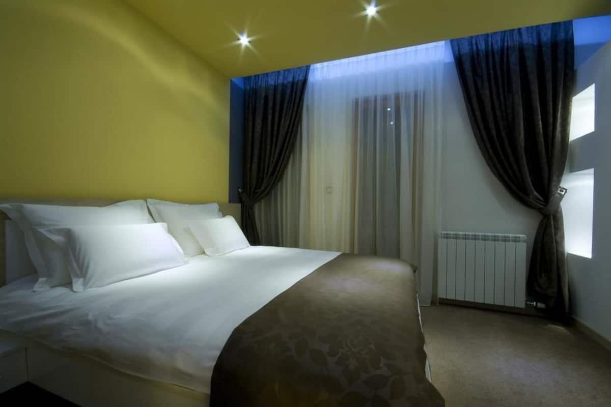 Ropa de cama de alta calidad, minibar y sistema de insonorización 