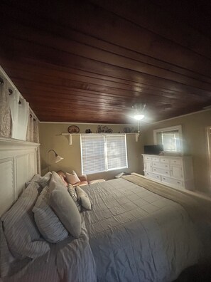 1 habitación, escritorio, tabla de planchar con plancha y wifi gratis 