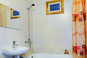 Apartment, 1 Doppelbett und Schlafsofa, Stadtblick | Badezimmer | Duschwanne, Komfortbadewanne, Haartrockner, Handtücher